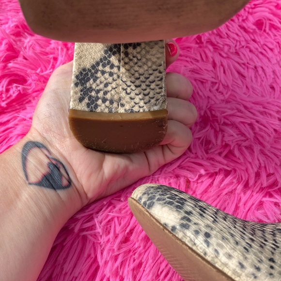 Snakeskin pattern ankle boots with chunk heels and inner zipper size 9 - Picture 11 of 12